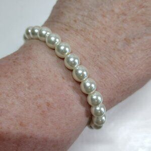 Simple single row faux pearl stretch bracelet